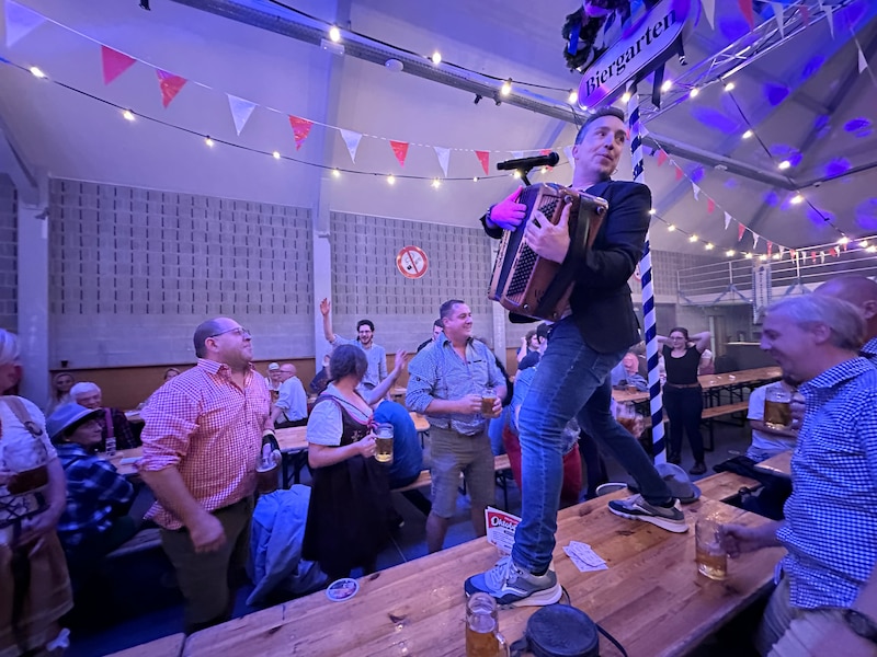 Accordeonspeler Matthias Lens tijdens het Oktoberfest in Oostakker.