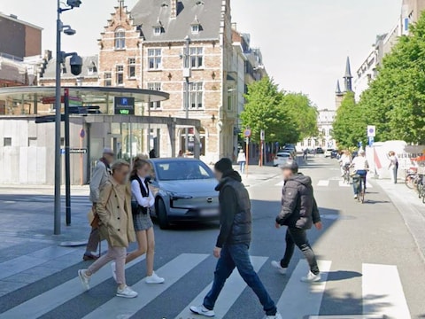 Archiefbeeld van de Doorniksestraat, met links het Schouwburgplein.