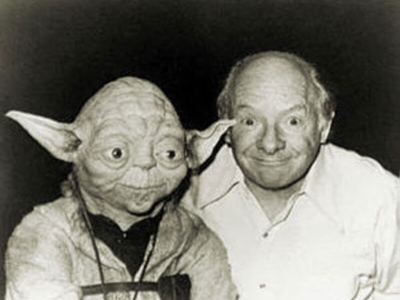 Stuart Freeborn met zijn bekendste creatie Yoda.
