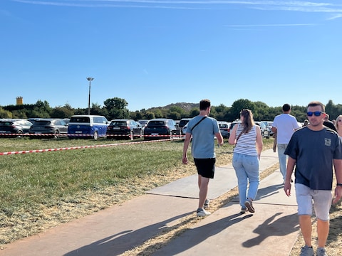 Omdat de reguliere festivalparking voor zaterdag en zondag al volledig volzet is, raadt de organisatie bestuurders aan om niet op goed geluk richting de festivalzone te rijden.