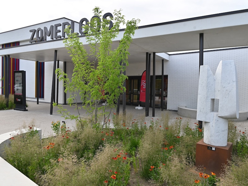 Het beeld dat aan de ingang staat van Vrijetijdscentrum Zomerloos in Gistel. 