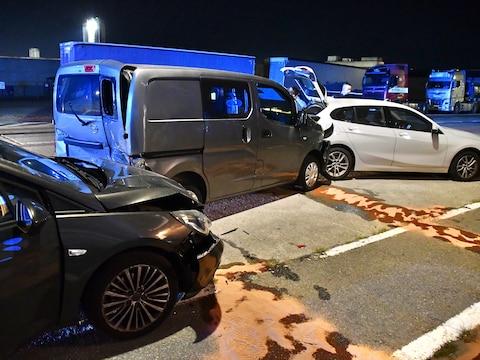 Bij het ongeval langs de Brugsesteenweg in Roeselare werd nogal wat materiële schade veroorzaakt.