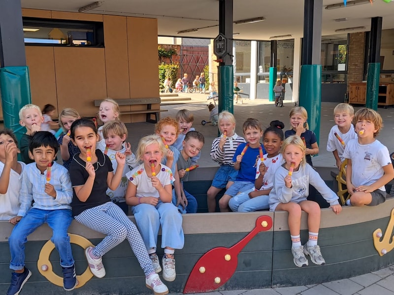 Basisschool SJSP Schaapstraat trakteert leerlingen op frietjes en waterijsjes