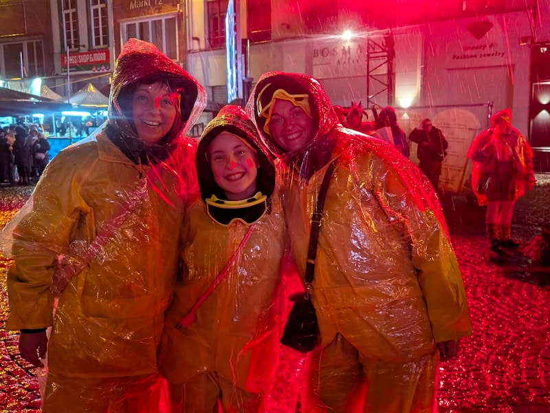 De carnavalisten staan al klaar voor de shows van Timo en Kenny en ze zijn voorbereid op de barre weersomstandigheden.