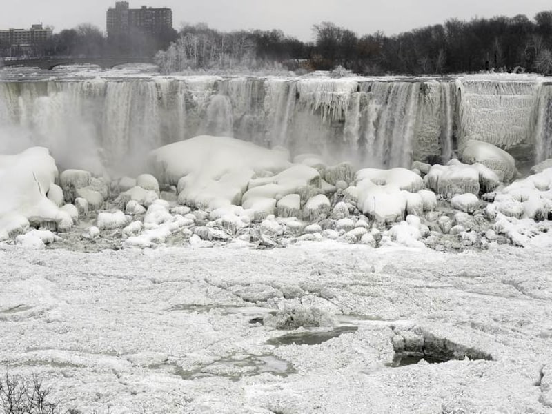 Foto van de bevroren Niagarawatervallen