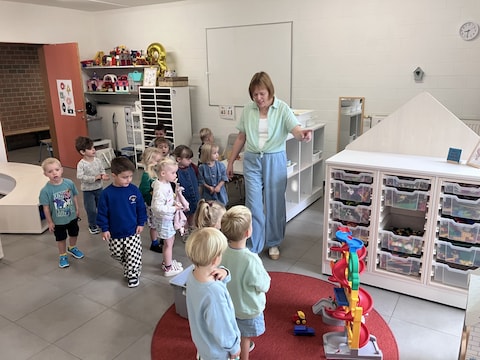 Samen met juf An ontdekken de kindjes van de eerste kleuterklas van de Boskesschool hun vernieuwde klas.