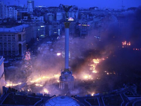 Ook vanavond staan delen van het Onafhankelijkheidsplein in Kiev in brand.