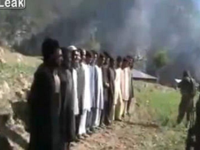 In juli 2011 verspreidden Pakistaanse talibanstrijders een video waarop te zien was hoe 17 ontvoerde agenten werden geëxecuteerd. (archieffoto)