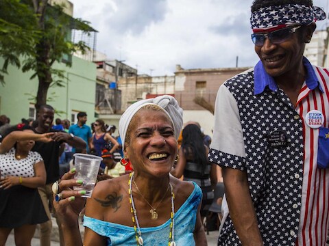 Cubanen dansen op een feest in Havanna aan de vooravond van het bezoek van president Obama