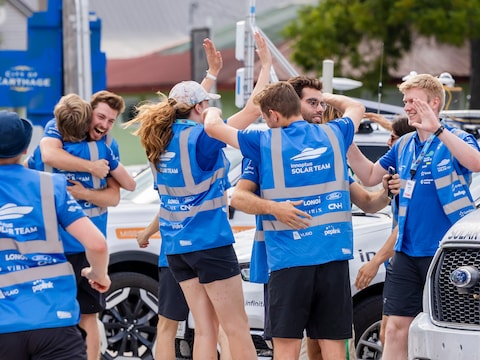 Innoptus Solar Team in vreugde. 