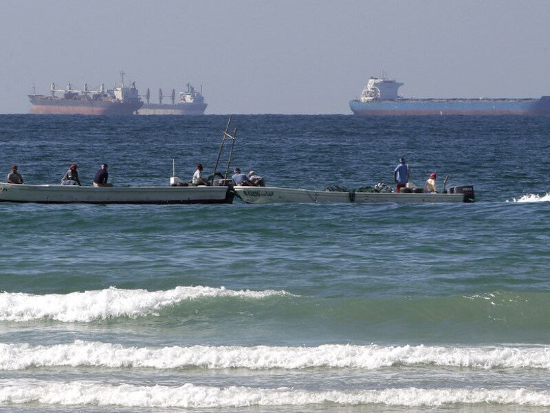 Vissers kijken voor de kust van Ras al Khaimah in de Verenigde Arabische Emiraten naar voorbijvarende olietankers. Meer zuidelijk in de Perzische Golf ligt de Straat van Hormuz. Het Iraans regime dreigt er nog steeds mee om die zeestraat af te sluiten.
