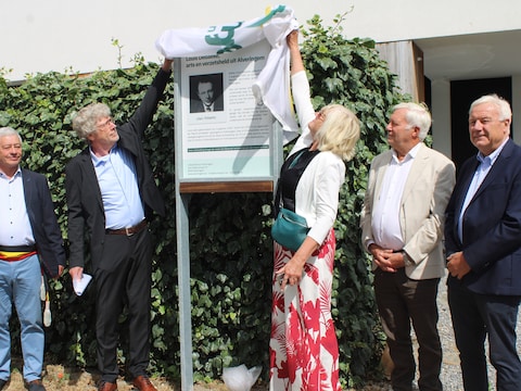 Het waren de kleinkinderen van Louis Debaeke die het bord ter ere van hun grootvader onthulden: broer en zus Dominique en Kristien Verhaeghe en de broers Ludwig en Luc Haspeslagh.