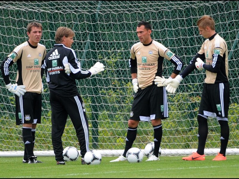 Keeperstrainer Max de Jong neemt naast Proto, Roef (l) en Kaminski nu ook Bossin onder zijn hoede