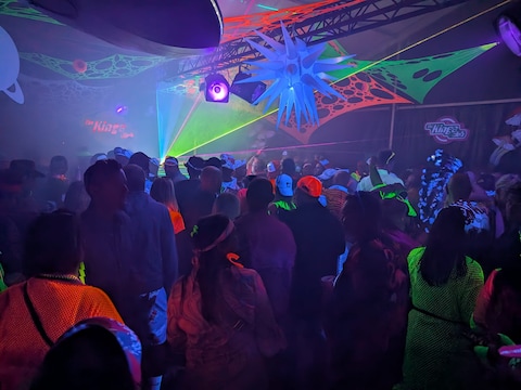 Full house in de King’s Club, de replica van de mythische nachtclub uit Aalst.