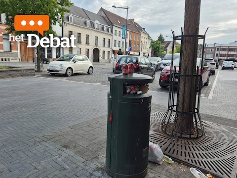Een vuilnisbak in het stadscentrum van Ninove.