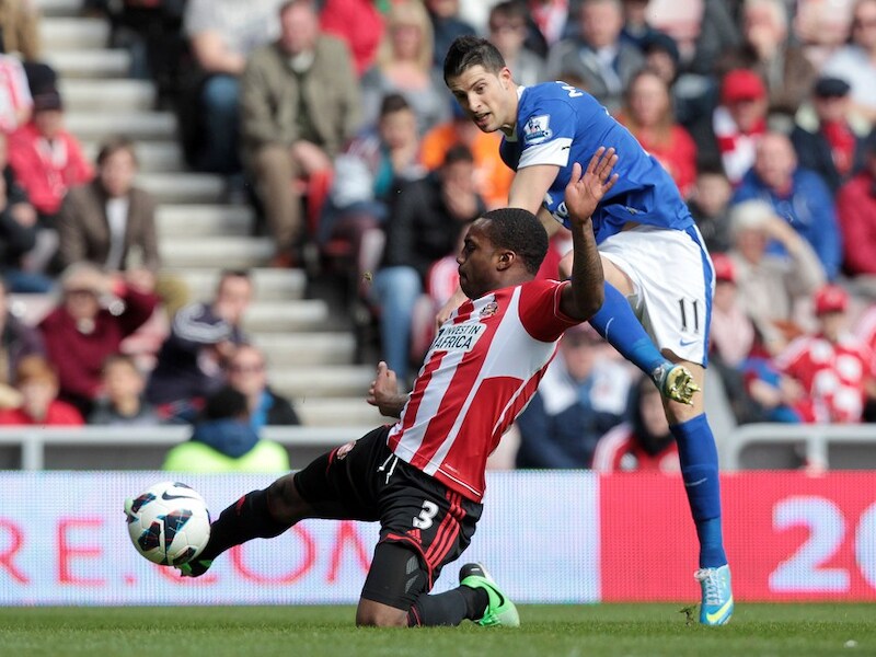 Danny Rose blokt een poging van Mirallas af.