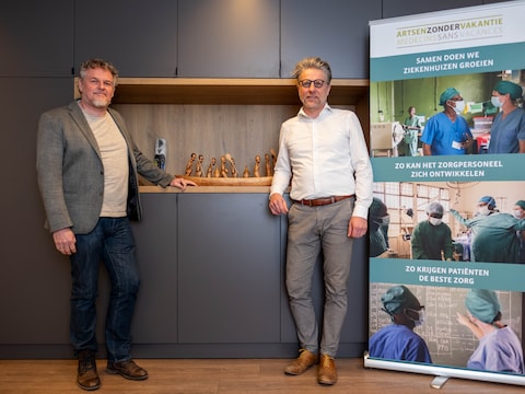 Ter illustratie: schepen van Mondiaal beleid Patrick Princen op bezoek bij Artsen Zonder Vakantie en directeur Stefaan Bonte