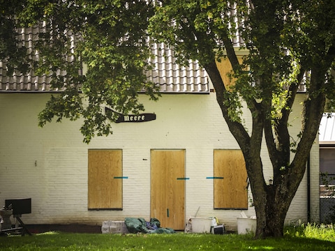 Politie vindt opnieuw wapens na dodelijke raid op boerderij in Overasselt, 34 verdachten worden vrijdag voorgeleid