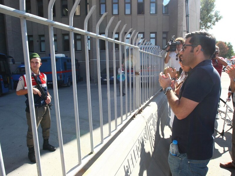 Familieleden van de aangeklaagden wachten aan het gerechtsgebouw in Ankara.