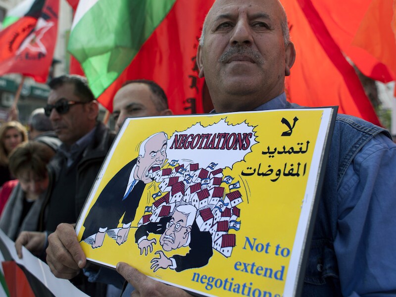 Een Palestijnse betoger protesteert tegen het verlengen van de vredesonderhandelingen tussen Israël en Palestina.