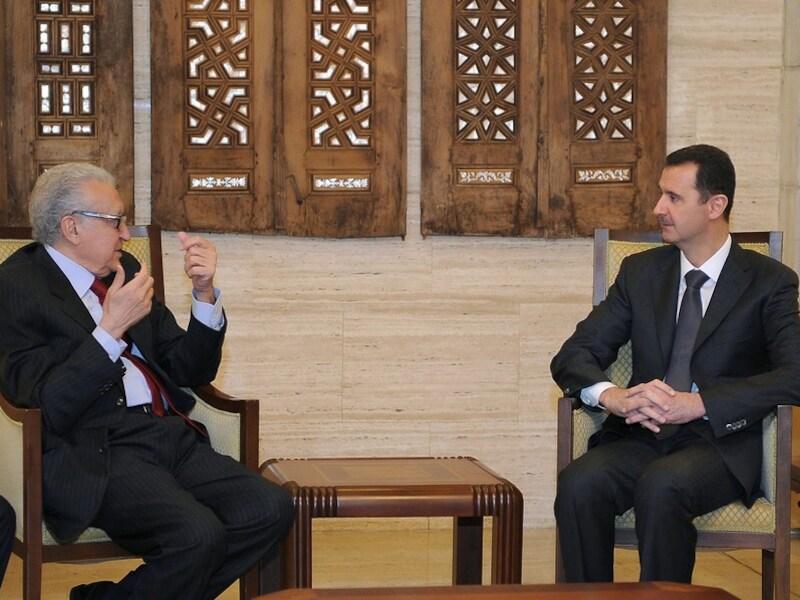 De Syrische president Bashar al-Assad ontmoet de internationale gezant Lakhdar Brahimi.