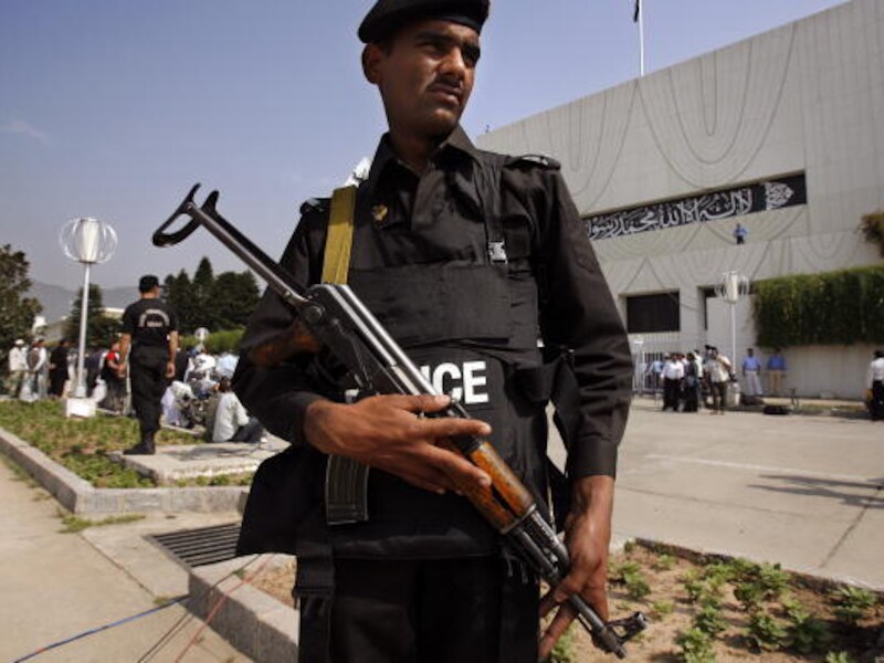 Een politieagent houdt de wacht voor het Pakistaanse parlement