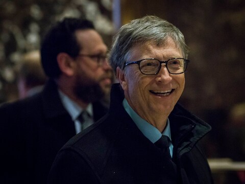 Bill Gates komt aan in de Trump Tower in New York.