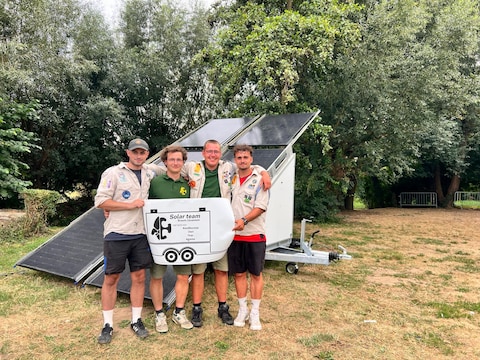 Félix Paes-Brugghe, Louis Caluwaerts, Kobe Van Calster en Hector Paes-Brugghe (vlnr.) bij de zonnewagen die ze zelf bouwden voor de Zaventemse scouts.