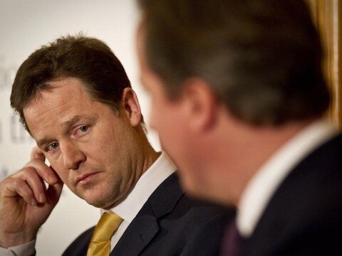 Vicepremier Nick Clegg in gesprek met premier David Cameron.