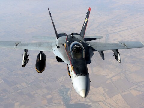 Een F-18E van de Amerikaanse luchtmacht boven Irak