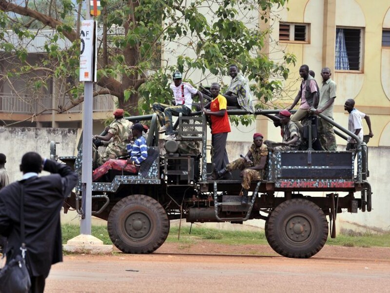 Een wagen met rebellen van de voormalige Seleka-coalitie in Bangui, Centraal Afrikaanse Republiek.