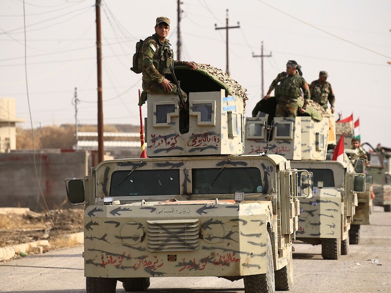 Peshmergatroepen rijden de Irakese stad Bahiqa, ten zuiden van Mosoel binnen.