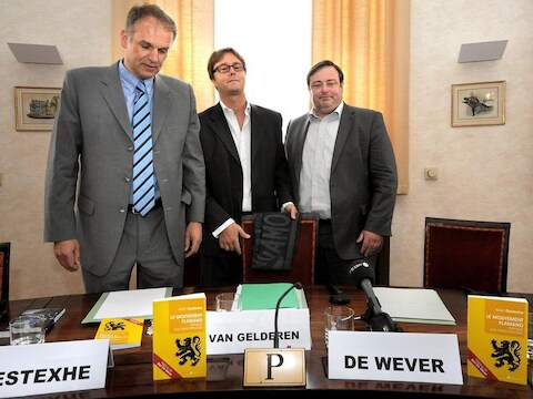 Voormalig MR-senator Alain Destexhe (links), naast uitgever Alain Van Gelderen en N-VA-voorzitter Bart De Wever.