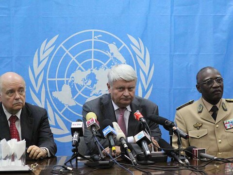 Hervé Ladsous (C), geflankeerd door speciaal gezant voor Congo Roger Meece (L), en generaal Babacar Gaye (R), voormalig militair adviseur voor de VN.