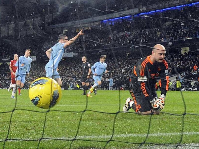 Milner knalt de 3-0 vanop de stip voorbij Reina.