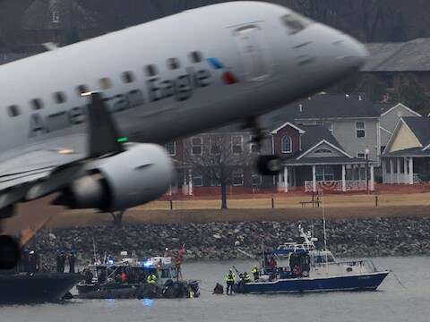 Een vliegtuig stijgt op terwijl bergingsploegen werken bij het wrak van de neergestorte helikopter in de Potomac-rivier bij Washington. (31/01/25)