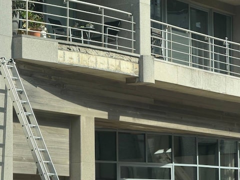 Brokstukken appartementsgebouw Oostduinkerke