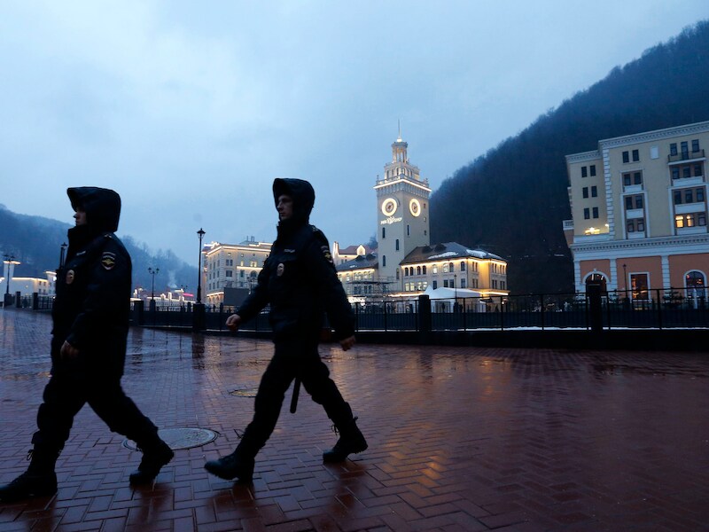 Politiemannen gisteren in Krasnaya Polyana, vlakbij Sochi.