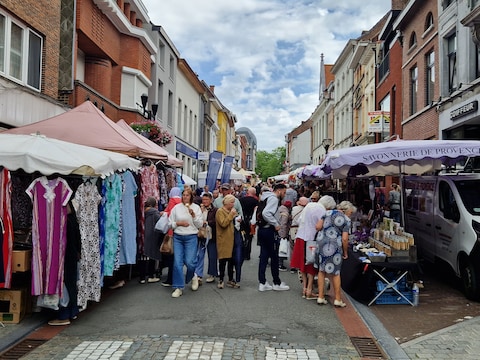 Illustratiebeeld: de jaarlijkse braderie in Ronse is altijd een groot succes. De avondmarkt kan dat ook worden.