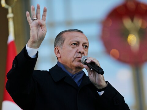 De Turkse president Recep Tayyip Erdogan wist zondag in een referendum een nipte meerderheid van de kiezers achter een uitbreiding van de presidentiële bevoegdheden te scharen.