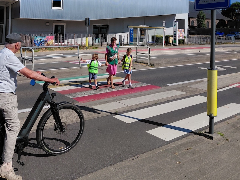 Gemeentebestuur Sint-Laureins geeft belangrijkste verkeersregels mee naar huis op eerste schooldag: “Veilig oversteken is een must”