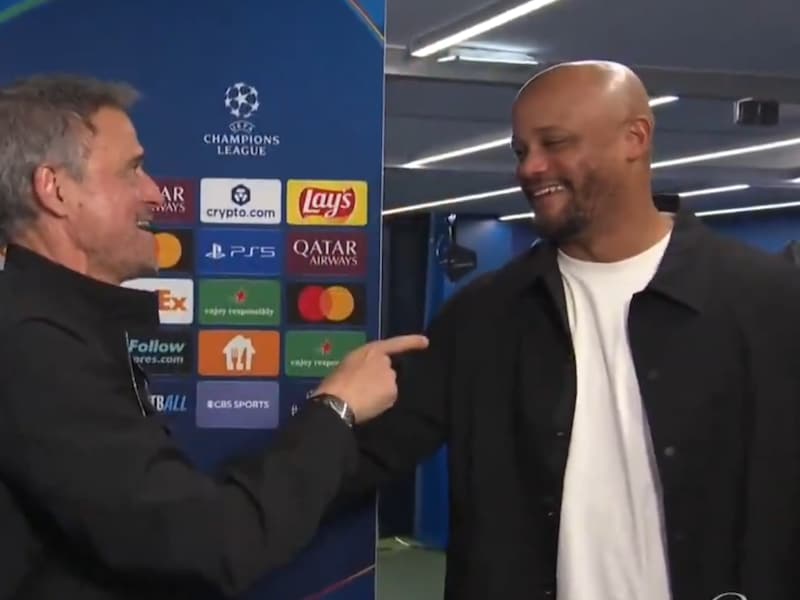 KIJK. Het respect is groot: Vincent Kompany geniet van vermakelijk onderonsje met grijnzende Luis Enrique