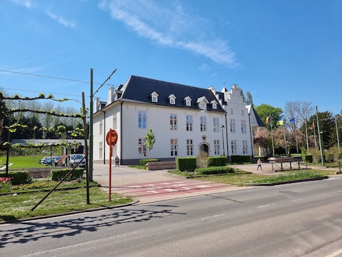 Het gemeentehuis van Drogenbos biedt vanaf 1 september onderdak aan de wijkpost Drogenbos van politiezone Rode.