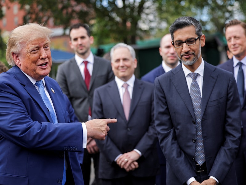 De Amerikaanse president Donald Trump wijst naar Google-CEO Sundar Pichai na een lunch met techleiders in het Witte Huis