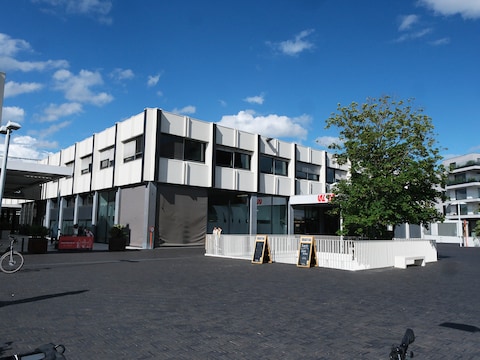 De burelen liggen vlak naast het stadhuis van Waregem