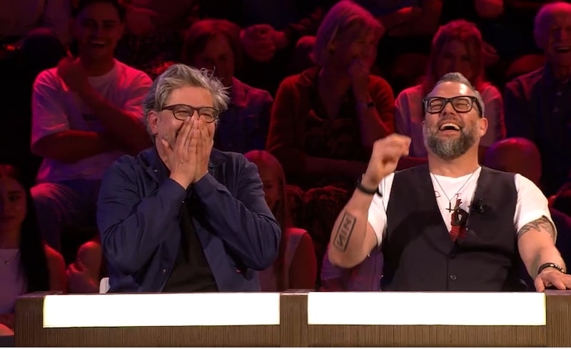 Juryleden Wim Helsen en Alex Agnew houden het niet meer na het zangmoment van Ward in ‘De slimste mens ter wereld’.