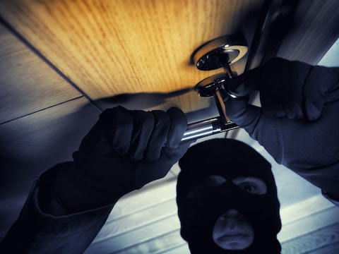 Inbrekers gaan vaak op zoek naar een huis dat een verlaten indruk geeft. Zorg ervoor dat het lijkt alsof er iemand aanwezig is.