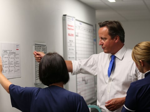 De Britse premier Cameron op bezoek bij een ziekenhuis, vandaag.