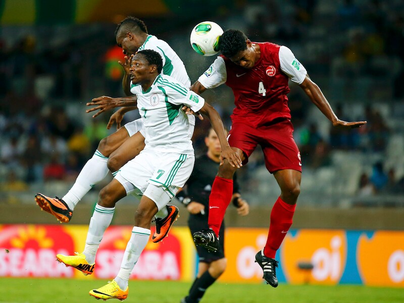 Een Tahitiaan in actie tegen Nigeria.