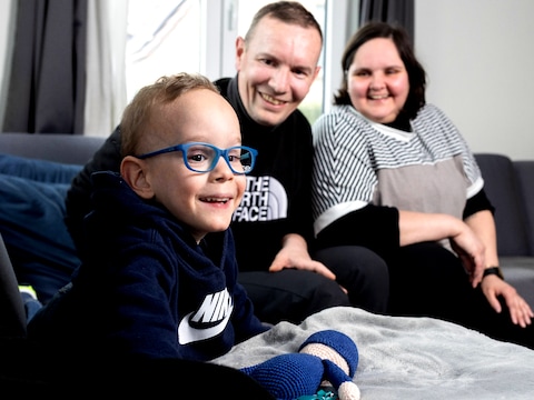 Gezinsgeluk in het Vlaams-Brabantse Pajottegem: James met mama Melissa en papa Kevin.